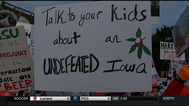 Illustration for article titled Deez Nuts: Your Ohio State College GameDay Sign Roundup